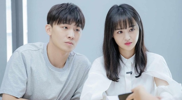 Trịnh Sảng và Trương Hằng - nhà sản xuất show truyền hình - công khai yêu nhau hồi tháng 8/2018. Hai người bí mật sang Mỹ nhờ mang thai hộ năm 2019
