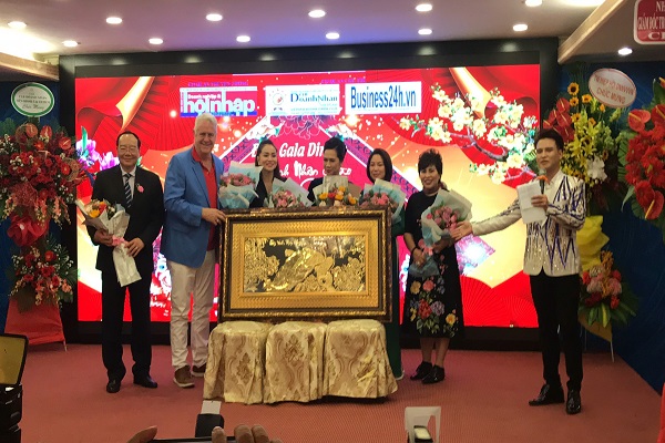 Bà Lê Thị Giàu - Chủ tịch HĐQT Công ty CP thực phẩm Bình Tây đã đấu giá thành công bức tranh phong thủy, ủng hộ cho chương trình thiện nguyện của CLB Doanh nhân Việt Nam trong năm 2021
