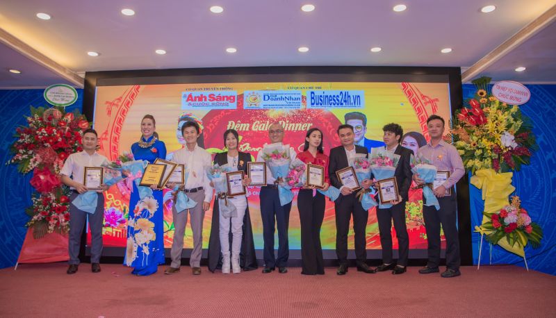 Trao hoa và chứng nhận cho các Hội viên mới của CLB Doanh nhân Việt Nam