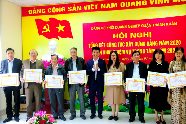 Đồng chí Nguyễn Văn Minh - Bí thư Đảng ủy Khối trao Giấy khen của Giấy khen của Ban chấp hành Đảng bộ khối cho các cá nhân có thành tích xuất sắc năm 2020.