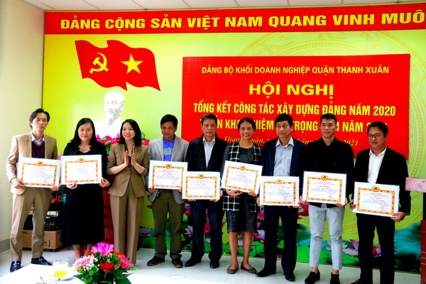 Đồng chí Bùi Thu Trang - Trưởng ban Dân vận Quận ủy trao Giấy khen của Giấy khen của Ban chấp hành Đảng bộ khối cho các cá nhân có thành tích xuất sắc năm 2020.