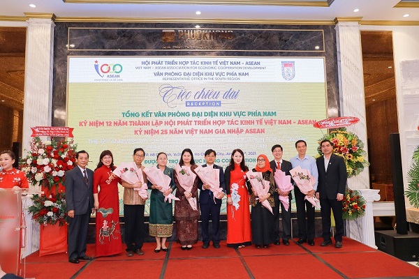 Đại diện BTC tặng hoa cảm ơn các Tổng Lãnh sự và đại diện Lãnh sự các nước ASEAN tại TP.HCM