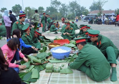 “Gói bánh chưng xanh cùng người nghèo ăn Tết”