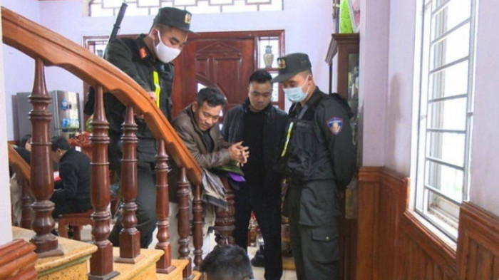 Lực lượng chức năng thực hiện khám xét nơi ở của đối tượng Nguyễn Văn Hùng