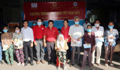 Chợ Tết nhân đạo 2021 và trao quà cho người nghèo ở Kiên Giang
