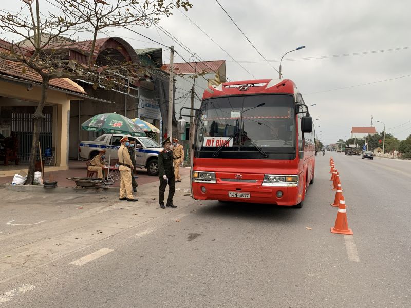Chốt kiểm soát dịch Covid - 19 tại Đông Triều kiểm tra người và phương tiện vào tỉnh Quảng Ninh
