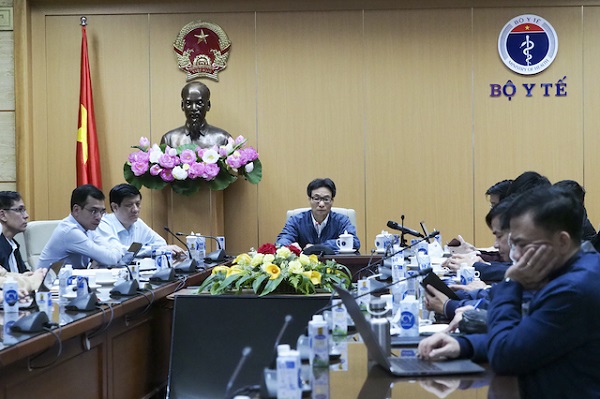 Phó Thủ tướng Vũ Đức Đam và Bộ trưởng Y tế đã tổ chức cuộc họp khẩn trực tuyến với 2 tỉnh Quảng Ninh và Hải Dương