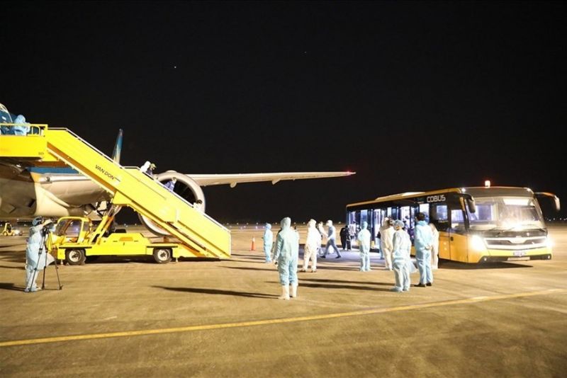 Sân bay Vân Đồn liên tục đón các chuyến bay đưa người Việt Nam từ nước ngoài về, trong đó có nhiều trường hợp được xét nghiệm nhiễm SARS-COV-2 trong quá trình cách ly.