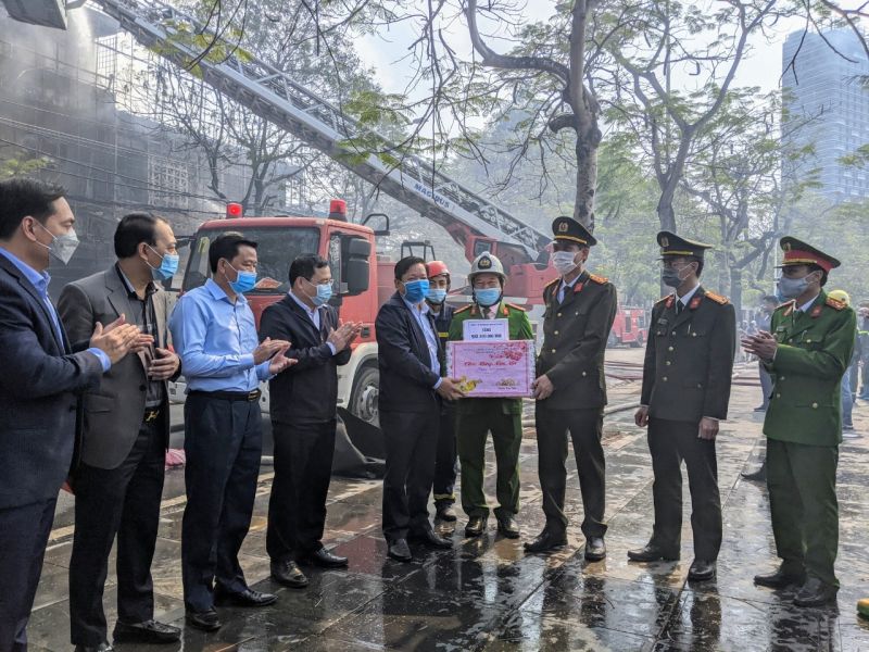 Lãnh đạo thành  phố động viên thưởng nóng cho lực lượng chữa cháy dập nhanh bà hỏa trong 2h đồng hồ