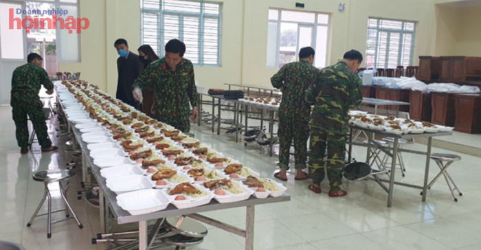 Các suất ăn được chuẩn bị chu đáo tại Trung đoàn 832, Bộ CHQS
tỉnh Thái Nguyên.