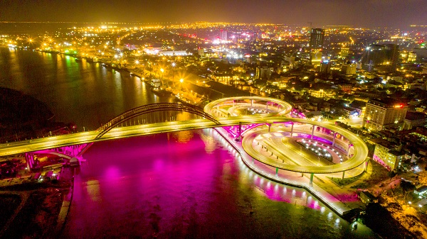 Cầu Hoàng Văn Thụ đẹp hiện đại nối trung tâm thành phố  về phía Bắc với trung tâm hành chính, với di tích Quốc Gia Bạch Đằng Giang với “thành phố” Thủy Nguyên tương lai xinh đẹp
