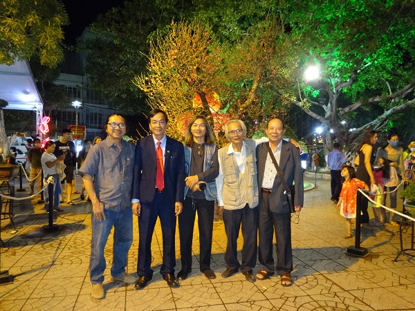 Các nghệ nhân và nhà báo trước cây đào trên 100 tuổi do Hội Cây cảnh Việt Nam tặng Tỉnh ủy Khánh Hòa