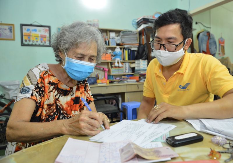 Năm 2020, toàn ngành BHXH Việt Nam đẩy mạnh chi trả lương hưu tại nhà bảo đảm an toàn cho người hưởng trong thời gian phòng, chống dịch bệnh.