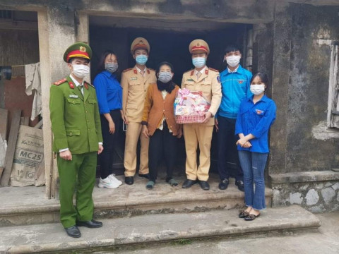 Công an phường Yên Hải (TX Quảng Yên - Quảng Ninh) mang Tết đến với những gia đình có hoàn cảnh khó khăn và phòng chống dịch Covid-19