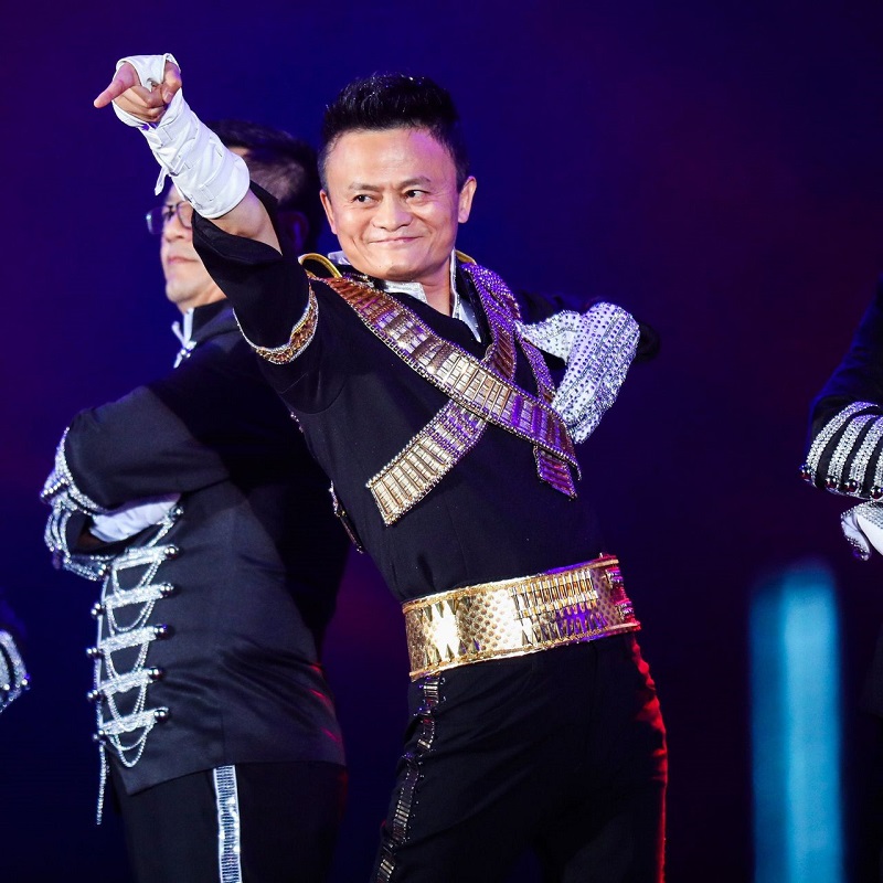 Jack Ma biểu diễn trên sân khấu trong bữa tiệc kỷ niệm 20 năm thành lập Alibaba tại Hàng Châu, Trung Quốc vào ngày 10 tháng 9 năm 2019. Trong sự kiện này, Jack Ma từ chức Chủ tịch công ty.