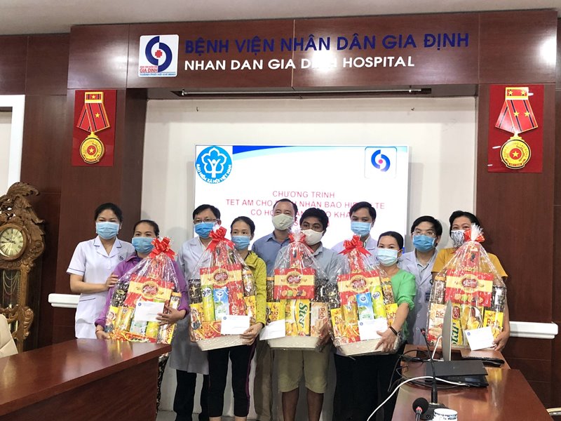 Đại diện BHXH Tp.Hồ Chí Minh tặng quà Tết cho bệnh nhân BHYT có hoàn cảnh khó khăn tại Bệnh viện Nhân dân Gia Định