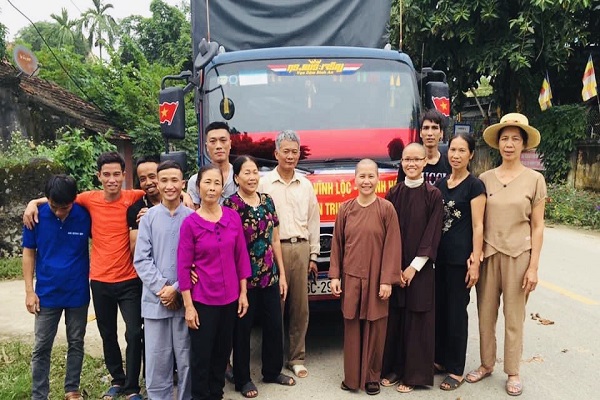 Đoàn nhà sư và phật tử chùa làng Bèo tham gia ủng hộ đồng bào miền Trung bị bão lụt năm 2020