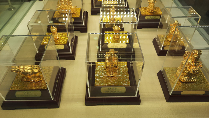 Các loại tượng con trâu, Phước- Lộc- Thọ đúc bằng vàng của Công ty Vàng bạc đá quý DOJI