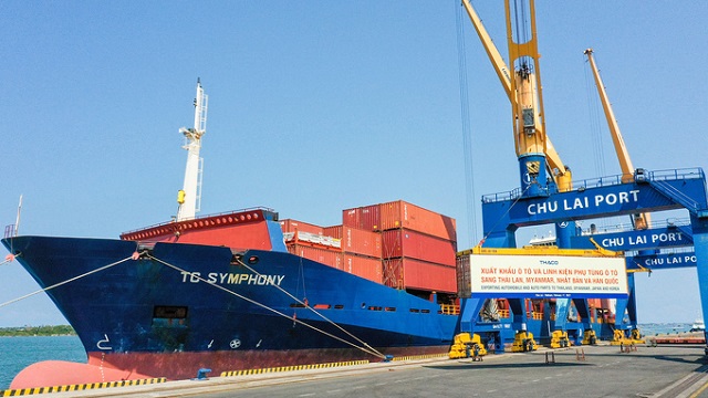 Container, ôtô và linh kiện phụ tùng Thaco chuẩn bị xuất khẩu sang Thái Lan, Myanmar, Nhật Bản và Hàn Quốc. Ảnh: Thaco
