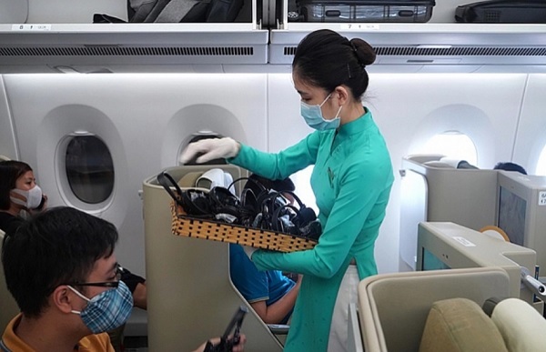 Các nhân viên hàng không tiếp xúc trực tiếp với hành khách, hành lý, hàng hóa có nguy cơ lây nhiễm Covid-19 cao