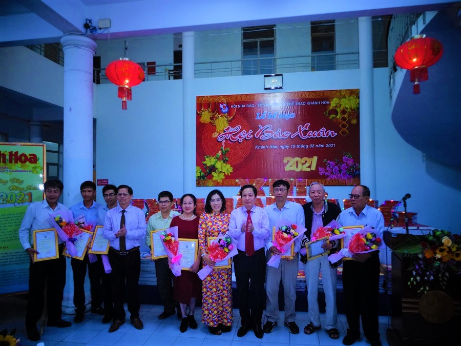 Các tác giả được giải, nhà báo Nguyễn Xuân Đương (người đầu tiên bên phải).