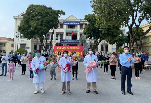 Bí thư Tỉnh ủy Hải Dương Phạm Xuân Thăng chúc mừng các thầy thuốc và các bệnh nhân đã được xuất viện