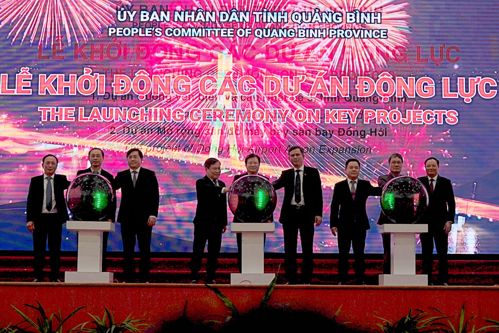 Phó Thủ tướng Trịnh Đình Dũng và Lãnh đạo tỉnh Quảng Bình bấm nút khởi động các dự án động lực quan trọng của tỉnh
