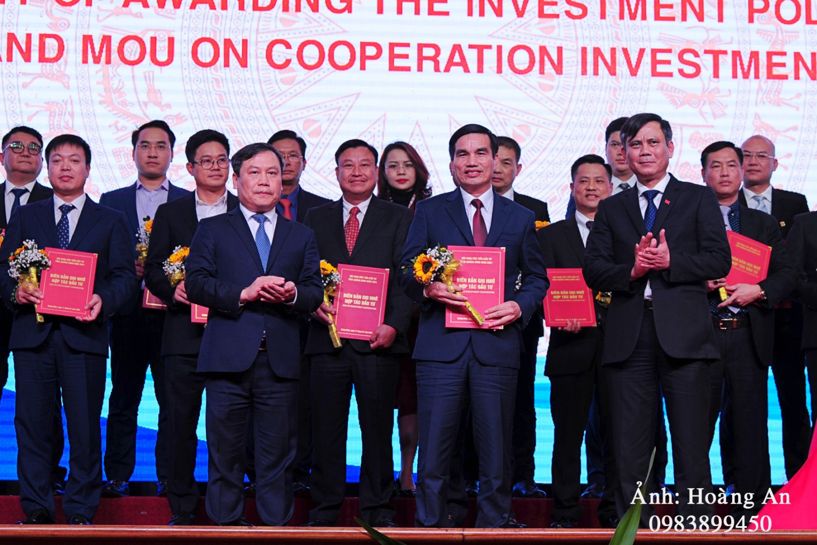 ại Hội nghị xúc tiến đầu tư năm 2021, Lãnh đạo tỉnh Quảng Bình đã trao quyết định chủ trương đầu tư và biên bản ghi nhớ hợp tác đầu tư cho 28 nhà đầu tư thực hiện 35 dự án với tổng vốn đăng ký hơn 92.000 tỷ đồng