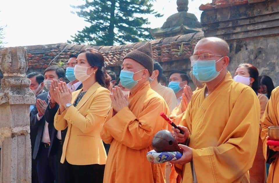 Tại chùa Hoa Yên các đại biểu, chư tăng đức tôn ni đã thành kính dâng hương, thực hiện các nghi lễ tâm linh khai hội Xuân Yên Tử năm 2021.