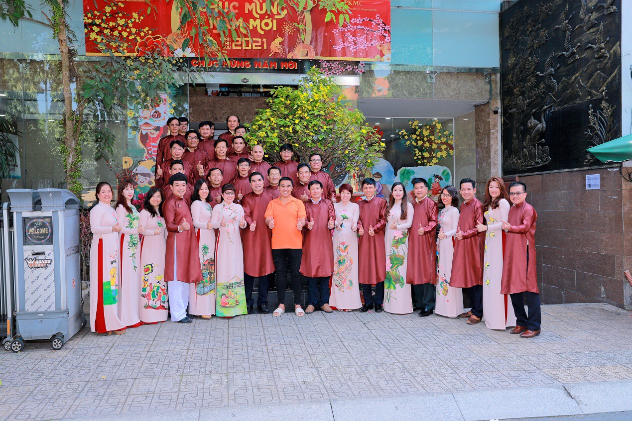 Chủ tịch HĐQT Trần Tam cùng TGĐ Lưu Thị Thanh Mẫu và các quản lí tập đoàn Phúc Khang mừng khai trương hồng phát