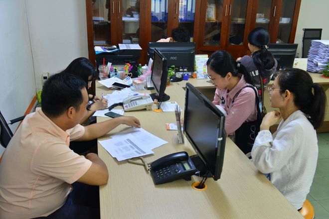 Người lao động (bên phải) đăng ký tìm việc làm miễn phí tại Văn phòng của Trung tâm Dịch vụ việc làm Thanh niên TP.HCM/ LÊ THANH