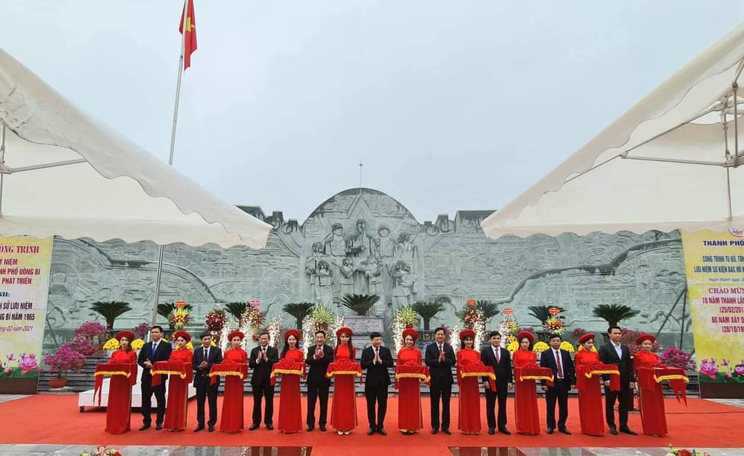 Các đại biểu cắt băng khánh thành và gắn biển chào mừng 10 năm thành lập TP Uông Bí cho công trình 