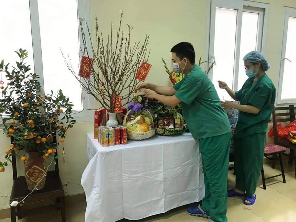 Mâm hoa quả được trang trí vội để đón không khí Tết Nguyên đán của các y bác sỹ trong Bệnh viện dã chiến số 2 Quảng Ninh