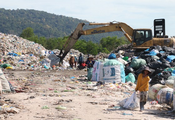 Rác chưa được xử lý chất đống tại bãi rác tạm ở ấp Ong Lang (xã Cửa Dương, TP Phú Quốc)