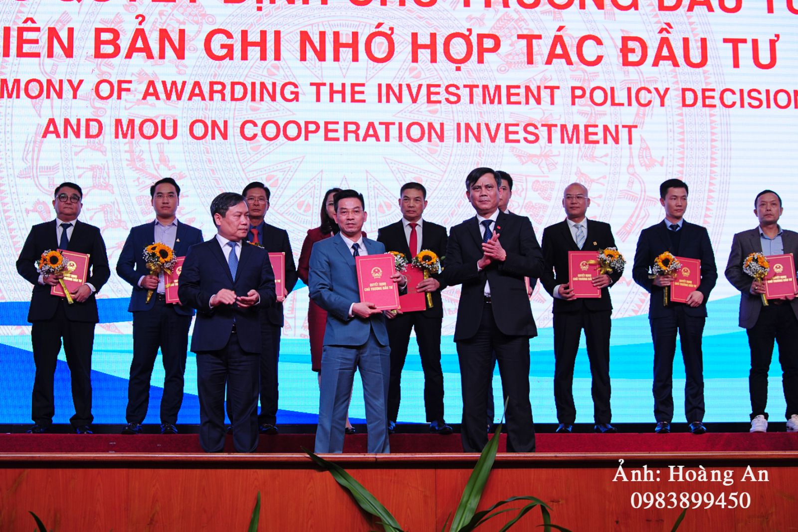 Hội nghị xúc tiến đầu tư năm 2021, Lãnh đạo tỉnh Quảng Bình đã trao quyết định chủ trương đầu tư và biên bản ghi nhớ hợp tác đầu tư cho 28 nhà đầu tư thực hiện 35 dự án với tổng vốn đăng ký hơn 92.000 tỷ đồng.