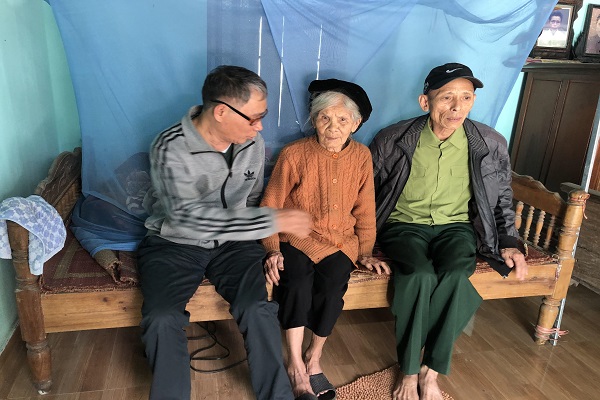 Bà Vũ Thị Mược, 86 tuổi (ngồi giữa) là thành viên CLB số 1 Sơn Thắng, phường Nguyên Bình (thị xã Nghi Sơn) được các tình nguyện viên đến chăm sóc, giúp đỡ việc nhà 2 lần/tuần.