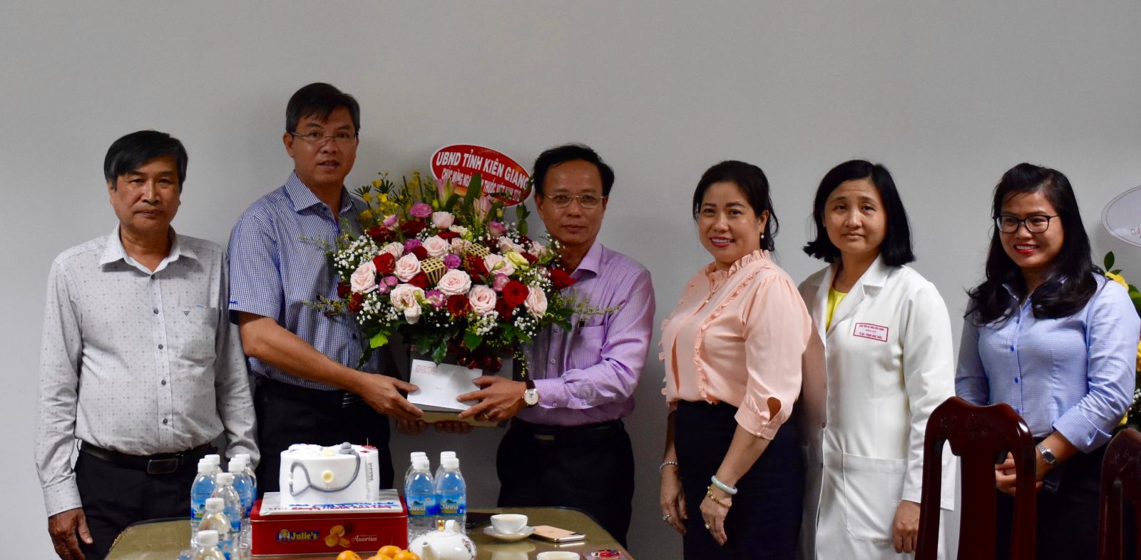 Phó Chủ tịch UBND tỉnh Nguyễn Lưu Trung (thứ 2, từ trái qua) tặng hoa chúc mừng cán bộ, nhân viên Bệnh viện Sản- Nhi tỉnh.