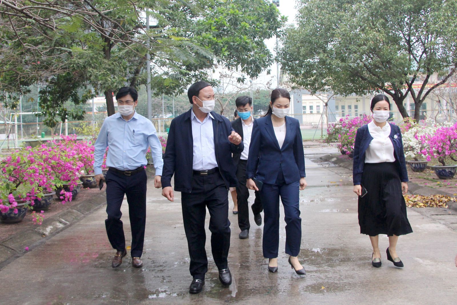 Ông Nguyễn Xuân Ký, Bí thư Tỉnh ủy Quảng Ninh cùng lãnh đạo ngành Giáo dục, Y tế kiểm tra tại Trường THPT Chuyên Hạ Long.