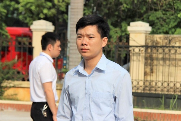Bác sĩ Hoàng Công Lương đang được  ông Nguyễn Văn Đệ mời về làm việc tại Bệnh viện Đa khoa Hợp Lực