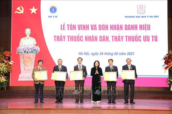 Phó Chủ tịch nước Đặng Thị Ngọc Thịnh trao Danh hiệu Thầy thuốc nhân dân cho 5 cá nhân thuộc Đại học Y Hà Nội