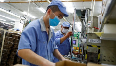 Sản xuất tại Trung Quốc phục hồi chậm lại do việc làm giảm