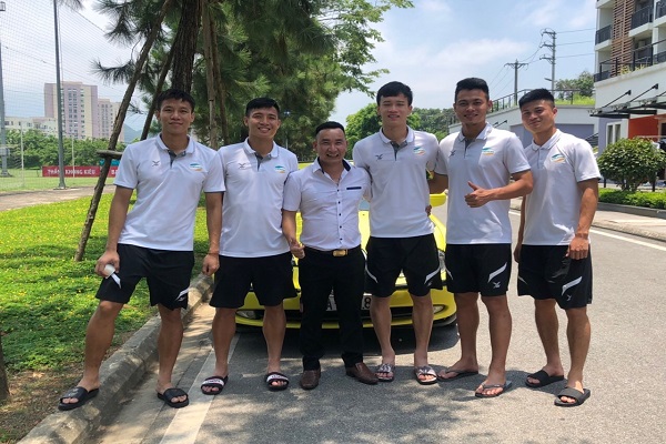 Các học viên của Trung tâm đào tạo sát hạch lái xe chụp ảnh lưu niệm cùng thầy giáo Nguyễn Văn Tĩnh