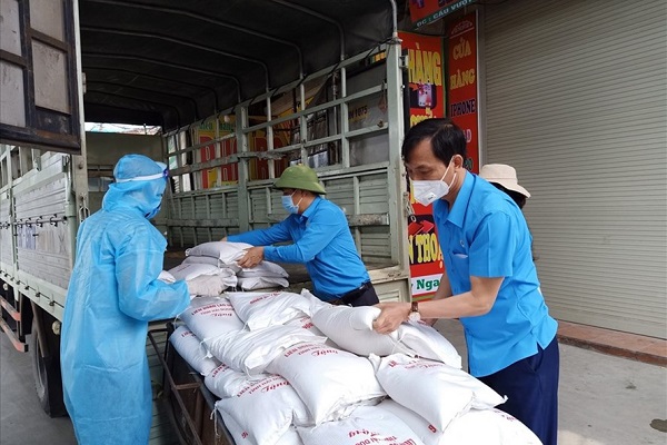Trong ngày 24.2, Liên đoàn Lao động tỉnh Hải Dương trao 18,5 tấn gạo tặng CNLĐ nhà trọ huyện Cẩm Giàng