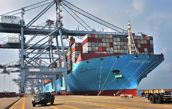 Tàu Margrethe Maersk, dài 399m, rộng 59m, trọng tải hơn 214.000 tấn - thuộc nhóm tàu container lớn nhất thế giới cập Cảng quốc tế Cái Mép