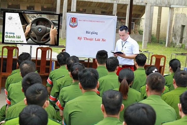 Thầy giáo Nguyễn Văn Tĩnh trong bài giảng 
