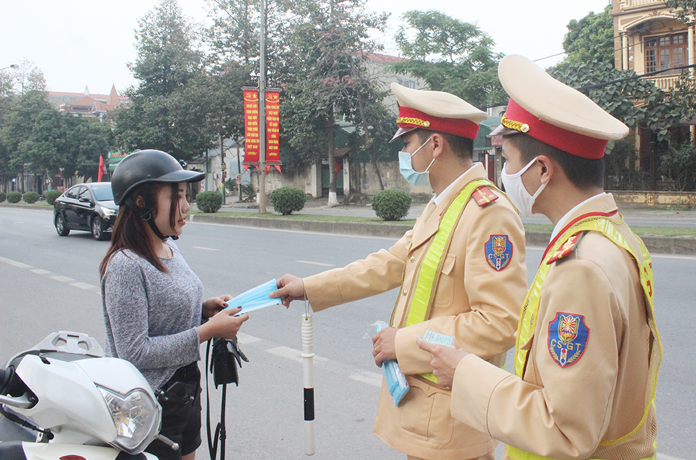 CSGT Phú Thọ phát khẩu trang và tuyên truyền cho người tham gia giao thông phòng chông dịch Covd- 19