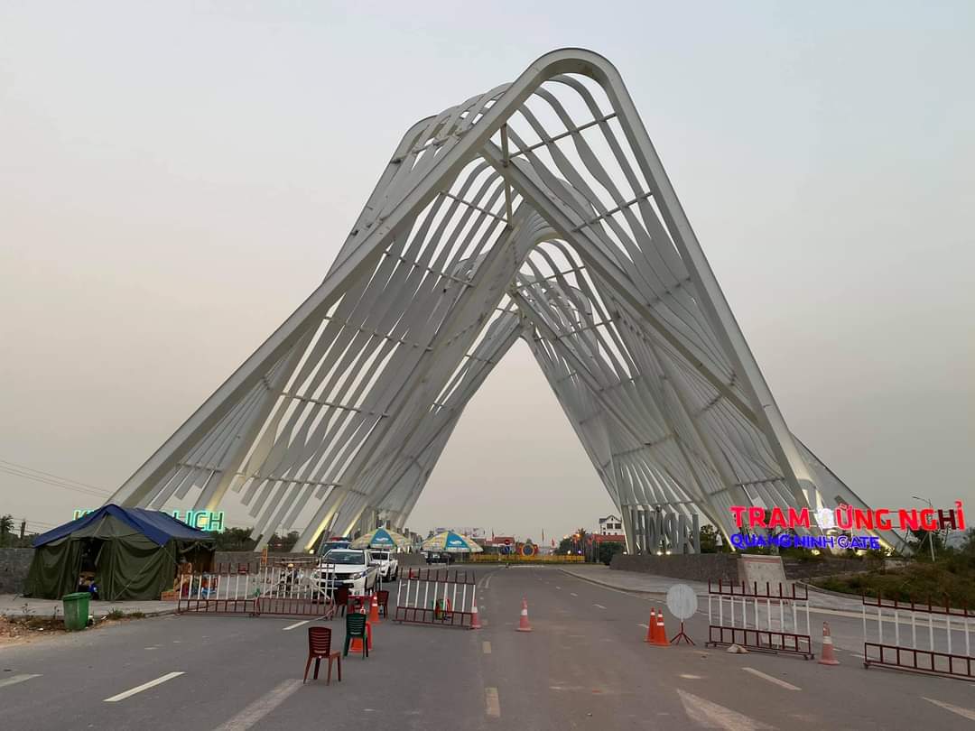 Chốt kiểm soát tại cầu Vàng Chua, quốc lộ 18 tiếp tục kiểm soát chặt chẽ người và phương tiện vào tỉnh Quảng Ninh