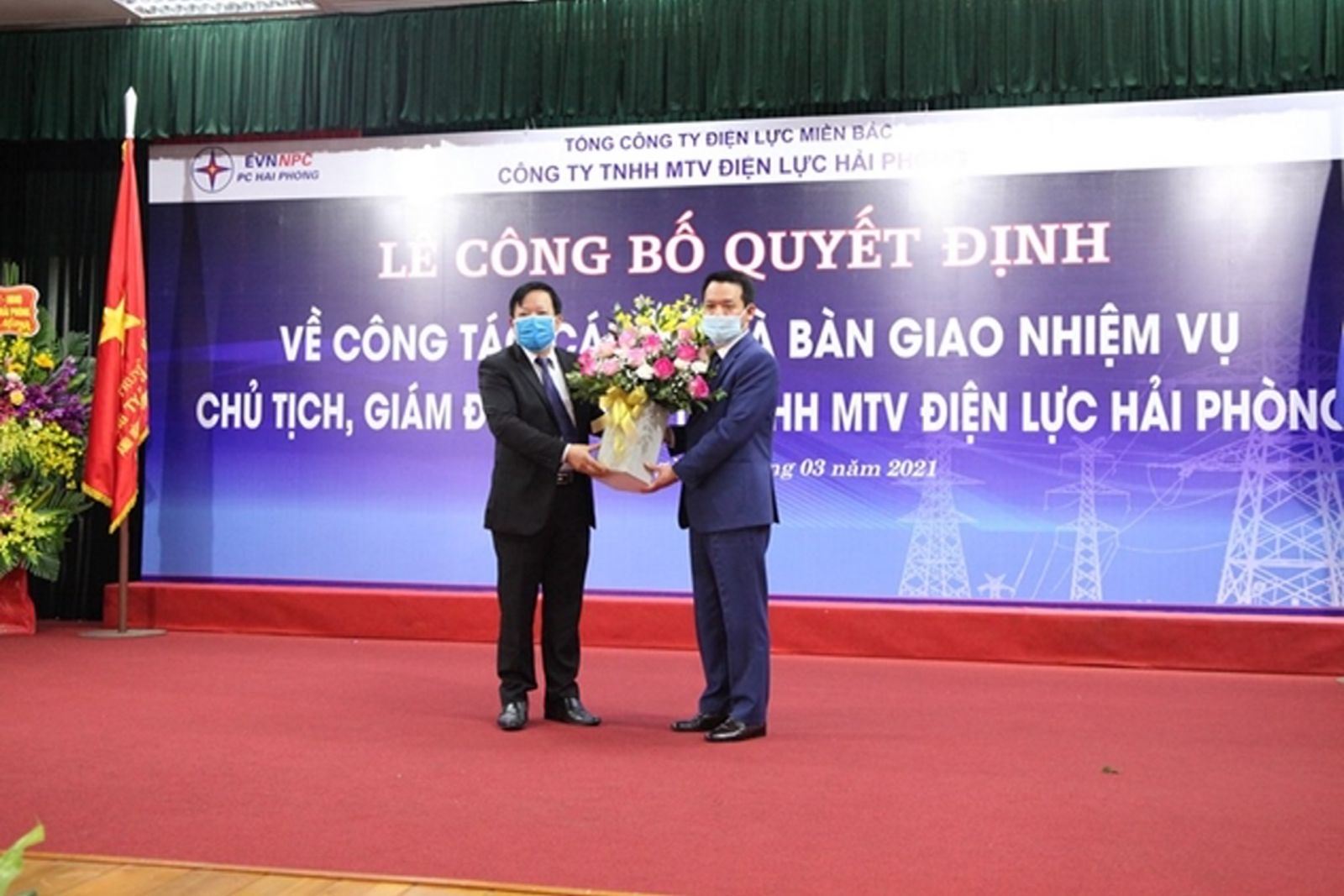 Lãnh đạo UBND thành phố trao hoa chúc mừng tân chủ tịch HĐQT kiêm GĐ Cty TNHH MTV Điện lực Hải Phòng