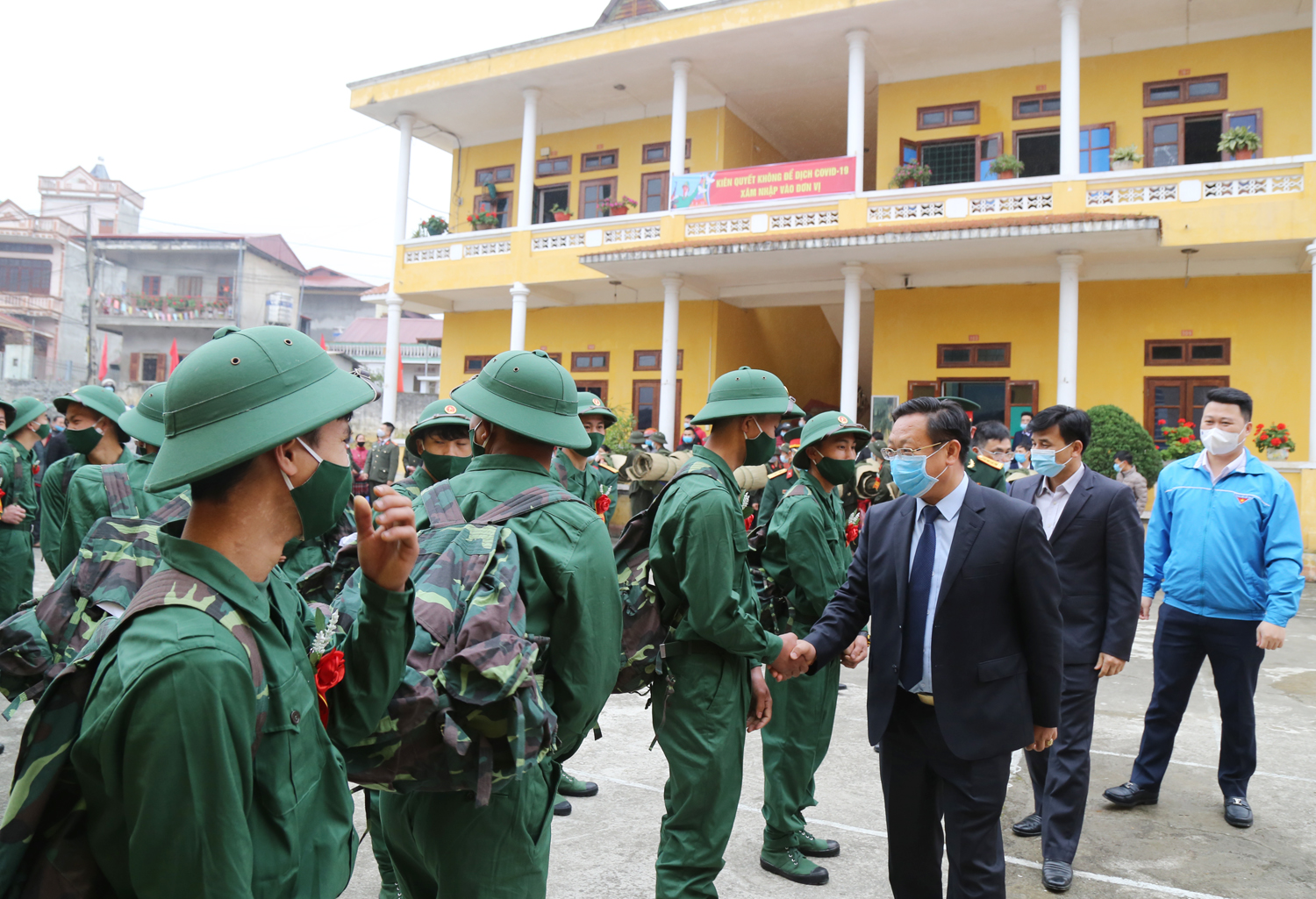 Lãnh đạo Ủy ban MTTQ Việt Nam và các đoàn thể tỉnh, lãnh đạo địa phương động viên, chúc mừng các tân binh tại huyện Bắc Hà.
