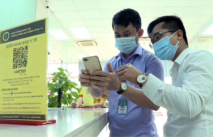 Nhân viên Viettel Phú Thọ thực hiện khai báo y tế điện tử qua mã QR- Code